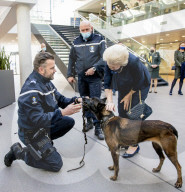 Beatrix besucht die Koninklijke Marechaussee in Apeldoorn