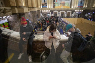NEWS - Ukraine-Konflikt: Ukrainer nutzen Kiewer U-Bahn und Bahnhof als Luftschutzbunker