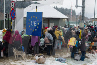 NEWS - Ukraine-Konflikt: Flüchtlinge am Grenzübergang Kroscienko - Polen