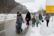NEWS - Ukraine-Konflikt: Flüchtlinge am Grenzübergang Kroscienko - Polen