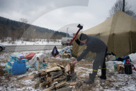 NEWS - Ukraine-Konflikt: Flüchtlinge am Grenzübergang Kroscienko - Polen