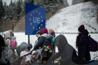 NEWS - Ukraine-Konflikt: Flüchtlinge am Grenzübergang Kroscienko - Polen