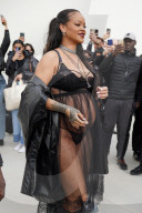 PEOPLE - Die schwangere Rihanna beim Verlassen der Dior-Show in Paris