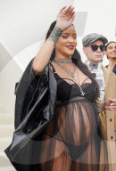 PEOPLE - Die schwangere Rihanna beim Verlassen der Dior-Show in Paris