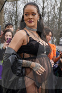 PEOPLE - Die schwangere Rihanna beim Verlassen der Dior-Show in Paris
