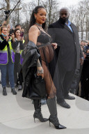 PEOPLE - Die schwangere Rihanna beim Verlassen der Dior-Show in Paris