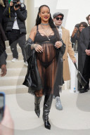 PEOPLE - Die schwangere Rihanna beim Verlassen der Dior-Show in Paris