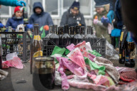 NEWS - Ukraine-Konflikt: Ukrainer bereiten Molotow-Cocktails in Lviv vor