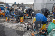 NEWS - Ukraine-Konflikt: Ukrainer bereiten Molotow-Cocktails in Lviv vor