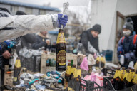 NEWS - Ukraine-Konflikt: Ukrainer bereiten Molotow-Cocktails in Lviv vor