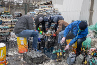NEWS - Ukraine-Konflikt: Ukrainer bereiten Molotow-Cocktails in Lviv vor