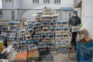 NEWS - Ukraine-Konflikt: Ukrainer bereiten Molotow-Cocktails in Lviv vor