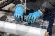 NEWS - Ukraine-Konflikt: Ukrainer bereiten Molotow-Cocktails in Lviv vor