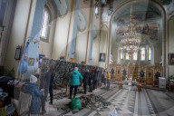NEWS - Ukraine-Konflikt: Ukrainer bereiten Molotow-Cocktails in Lviv vor