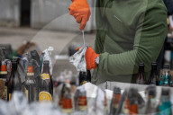 NEWS - Ukraine-Konflikt: Ukrainer bereiten Molotow-Cocktails in Lviv vor