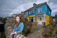 FEATURE - Solidarität mit der Ukraine: Rend Platings hat ihr Haus in Cambridge gelb-blau anstreichen lassen