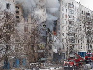 NEWS - Ukraine-Konflikt: Von russischen Angriffen beschädigte Wohnhäuser in Charkiw