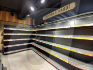 NEWS - Ukraine-Konflikt: Leere Regale in einem der Kiewer Supermärkte
