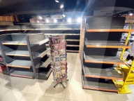 NEWS - Ukraine-Konflikt: Leere Regale in einem der Kiewer Supermärkte
