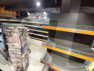 NEWS - Ukraine-Konflikt: Leere Regale in einem der Kiewer Supermärkte
