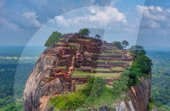 FEATURE - Drohnenaufnahmen zeigen den mächtigen Löwenfelsen von Sigiriya in seiner ganzen Pracht