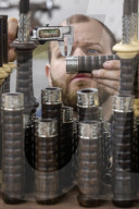 FEATURE - Weltweit gefragtes Musikinstrument: Blick in die Fertigung von Dudelsäcken bei Wallace Bagpipes in Paisley
