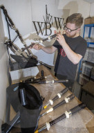 FEATURE - Weltweit gefragtes Musikinstrument: Blick in die Fertigung von Dudelsäcken bei Wallace Bagpipes in Paisley