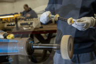 FEATURE - Weltweit gefragtes Musikinstrument: Blick in die Fertigung von Dudelsäcken bei Wallace Bagpipes in Paisley