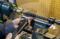 FEATURE - Weltweit gefragtes Musikinstrument: Blick in die Fertigung von Dudelsäcken bei Wallace Bagpipes in Paisley