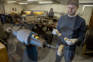 FEATURE - Weltweit gefragtes Musikinstrument: Blick in die Fertigung von Dudelsäcken bei Wallace Bagpipes in Paisley
