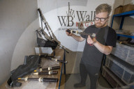 FEATURE - Weltweit gefragtes Musikinstrument: Blick in die Fertigung von Dudelsäcken bei Wallace Bagpipes in Paisley