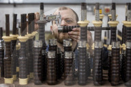 FEATURE - Weltweit gefragtes Musikinstrument: Blick in die Fertigung von Dudelsäcken bei Wallace Bagpipes in Paisley