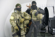 NEWS - Ukraine-Konflikt: Gefangene russische Piloten sprechen an einer Pressekonferenz in Kiew teil,
