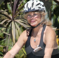PREMIUM EXCLUSIVE After plastic surgery Goldie Hawn going for a bike ride 