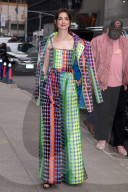PEOPLE - Anne Hathaway farbenfroh bei der "Late Show with Stephan Colbert"