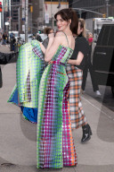 PEOPLE - Anne Hathaway farbenfroh bei der "Late Show with Stephan Colbert"