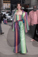 PEOPLE - Anne Hathaway farbenfroh bei der "Late Show with Stephan Colbert"