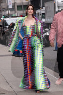 PEOPLE - Anne Hathaway farbenfroh bei der "Late Show with Stephan Colbert"