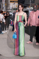 PEOPLE - Anne Hathaway farbenfroh bei der "Late Show with Stephan Colbert"