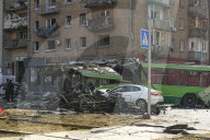 NEWS - Ukraine-Krieg: Die Polizei inspiziert den Ort eines russischen Bombenangriffs in Kiew
