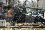 NEWS - Ukraine-Krieg: Die Polizei inspiziert den Ort eines russischen Bombenangriffs in Kiew