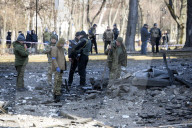 NEWS - Ukraine-Krieg: Die Polizei inspiziert den Ort eines russischen Bombenangriffs in Kiew