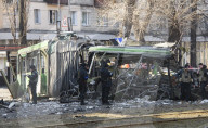 NEWS - Ukraine-Krieg: Die Polizei inspiziert den Ort eines russischen Bombenangriffs in Kiew