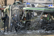 NEWS - Ukraine-Krieg: Die Polizei inspiziert den Ort eines russischen Bombenangriffs in Kiew