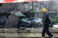 NEWS - Ukraine-Krieg: Die Polizei inspiziert den Ort eines russischen Bombenangriffs in Kiew