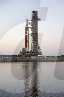 NEWS - Die NASA rollt die erste SLS-Rakete zur Startrampe im Kennedy Space Center