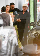 EXKLUSIV - Mark Wahlberg isst mit einer jungen unbekannten Frau in Beverly Hills zu Mittag
