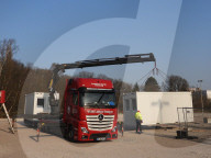 NEWS - Ukraine-Krieg:  Erste Wohncontainer für die Unterbringung ukrainischer Flüchtlinge werden auf dem HSV Parkplatz Braun aufgestellt