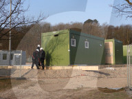 NEWS - Ukraine-Krieg:  Erste Wohncontainer für die Unterbringung ukrainischer Flüchtlinge werden auf dem HSV Parkplatz Braun aufgestellt