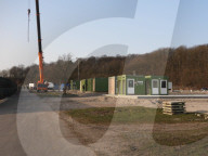 NEWS - Ukraine-Krieg:  Erste Wohncontainer für die Unterbringung ukrainischer Flüchtlinge werden auf dem HSV Parkplatz Braun aufgestellt